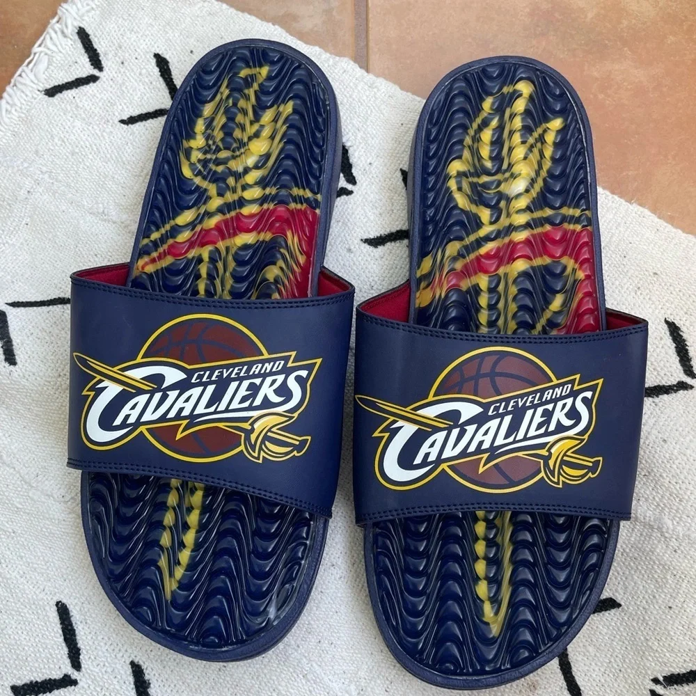 NWOB ISlide x NBA Cleveland  Cavaliers Gel Slide Basketball Logo in Navy size 13
